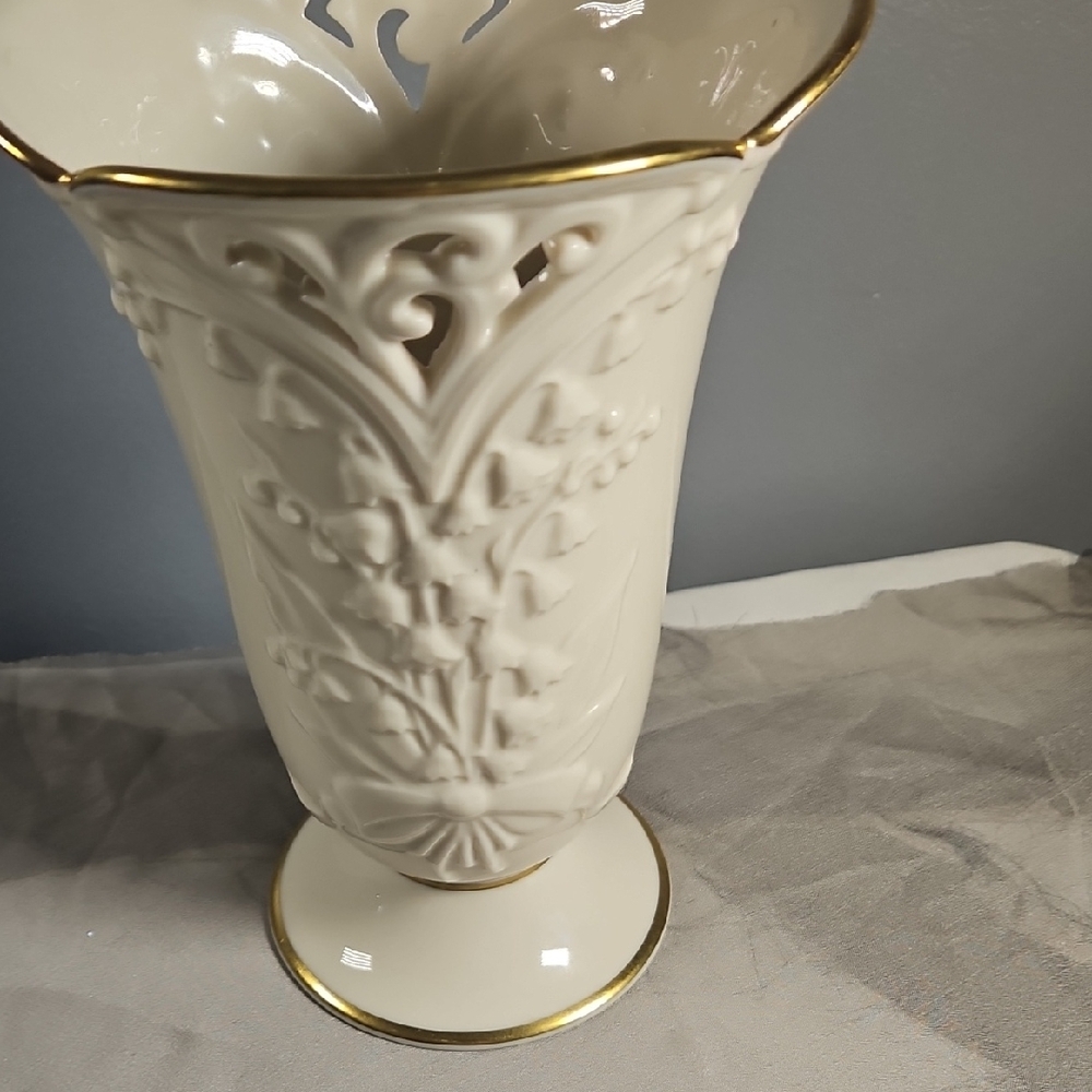 Lenox Cream Vase with Gold Trim - Picture 4 of 16